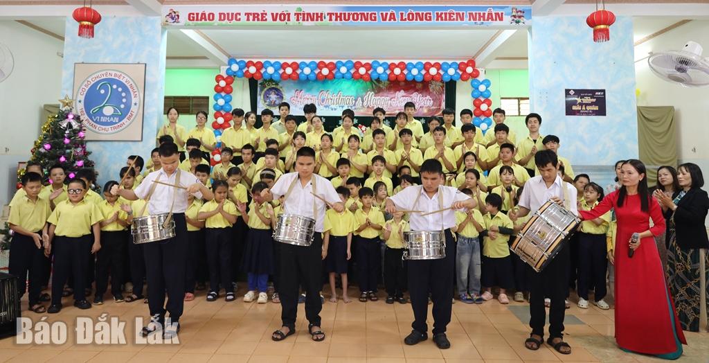 Các em học sinh khuyết tật tại Cộng đoàn Phaolo Vi Nhân chào mừng Đoàn công tác của Tỉnh ủy - HĐND - UBND - Ủy ban MTTQ Việt Nam tỉnh Đắk Lắk đến thăm, chúc mừng Giáng sinh năm 2025.