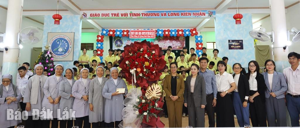 Phó Bí thư Tỉnh ủy Huỳnh Thị Chiến Hòa cùng đoàn công tác tặng hoa, quà chúc mừng Lễ Giáng sinh năm 2025 tại Cộng đoàn Phaolo Vi Nhân.