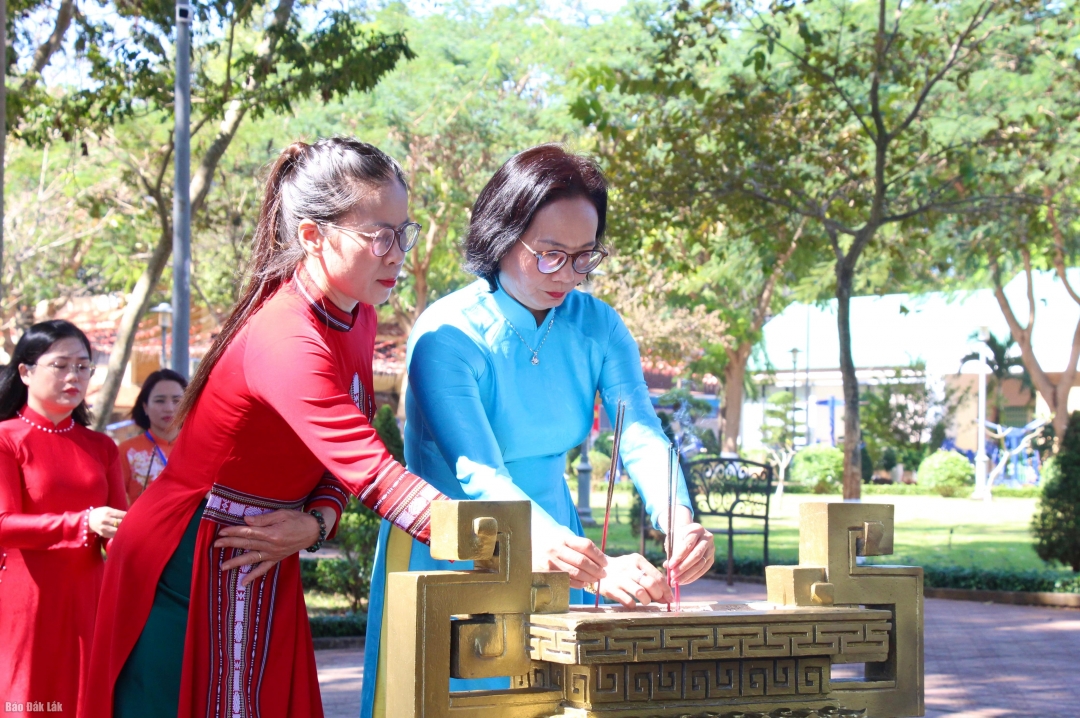 Đại biểu dâng hương tri ân các anh hùng liệt sĩ tại Bia tưởng niệm các chiến sĩ Nam Tiến.