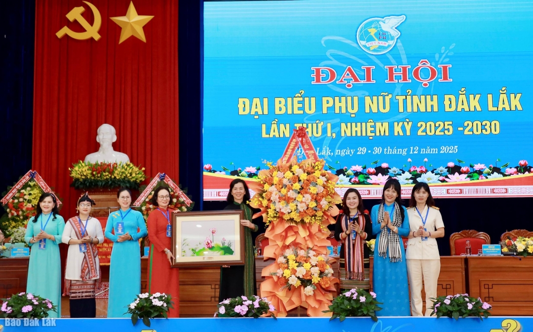 Phó Chủ tịch Trung ương Hội LHPN Việt Nam Nguyễn Thị Minh Hương tặng hoa và quà chúc mừng đại hội.