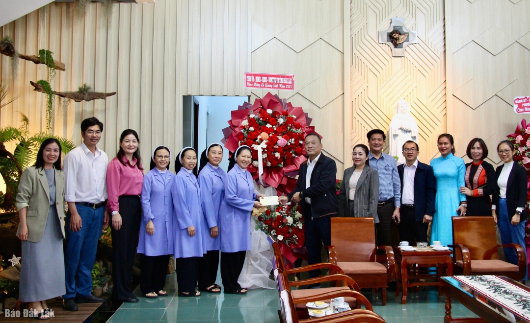 ... và tặng hoa chúc mừng Dòng tu Nữ vương Hòa Bình. 