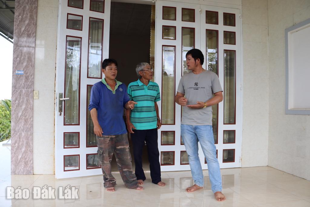 Ông Nông Văn Chung (bìa phải), người có uy tín thôn Hiệp Thành vận động người tuyên truyền pháp luật.