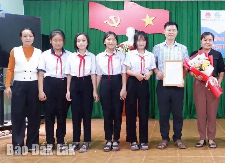 Câu lạc bộ Thủ lĩnh của sự thay đổi tại trường THCS Lê Hồng Phong (xã Ea Wer).