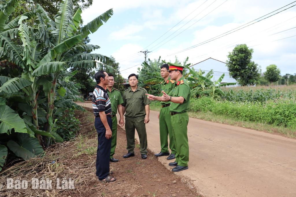 Ông Tằng Tắng Sằn, người có tín thôn 6 phối hợp với công an xã giữ gìn bình yên buôn làng.