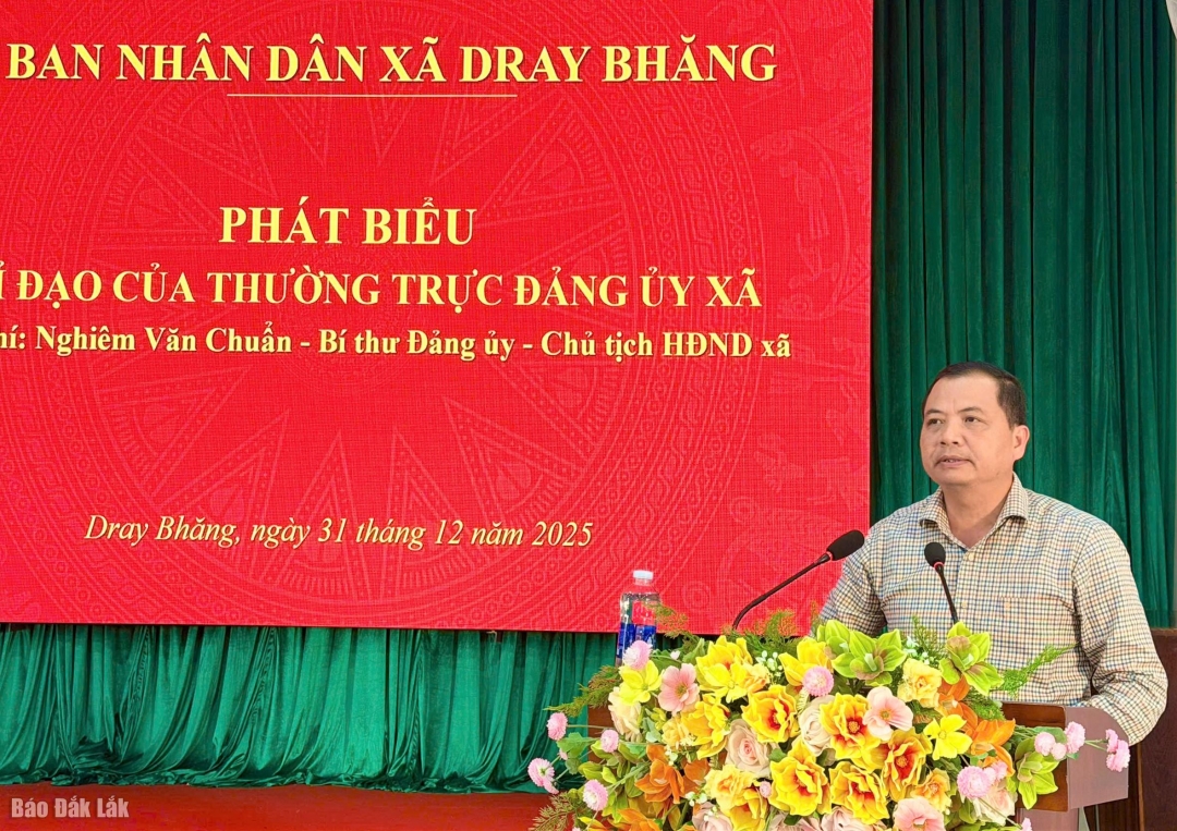 Bí thư Đảng ủy, Chủ tịch HDDND xã Dray Bhăng Nghiêm Văn Chuẩn phát biểu chỉ đạo hội nghị.
