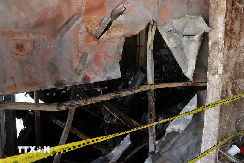 Hiện trường vụ cháy khiến 4 người trong một gia đình tử vong. (Ảnh: Nguyên Dung/ TTXVN)