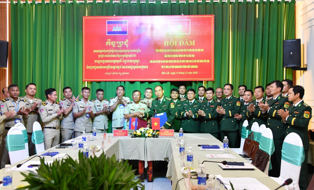 Ban Chỉ huy Bộ đội Biên phòng tỉnh Đắk Lắk và Ty Công an tỉnh Mondulkiri (Campuchia) ký kết biên bản hội đàm. 