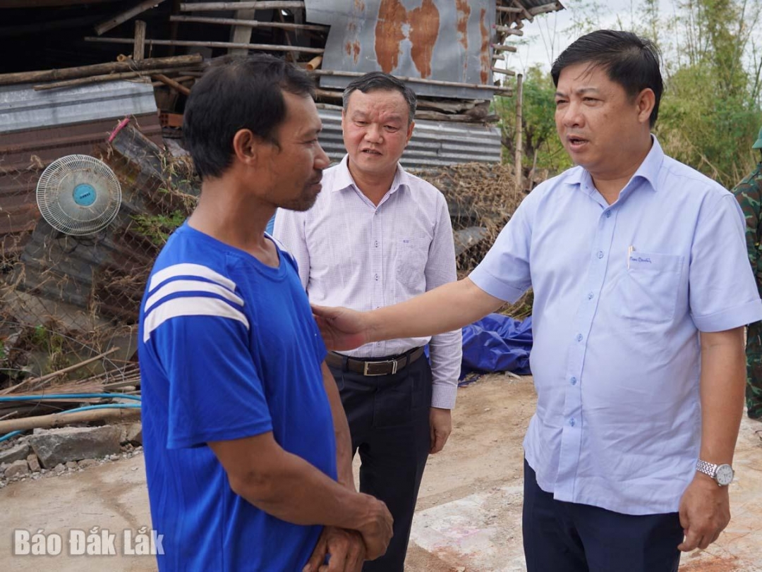 Ông Trần Ngọc Tùng, thôn Bình Hòa, xã Tuy An Bắc cảm ơn lãnh đạo tỉnh đã hỗ trợ xây lại nhà mới cho gia đình.