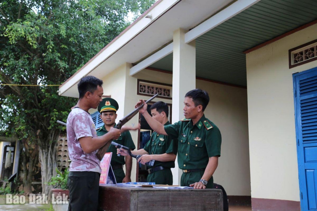 Người dân trên địa bàn tự nguyện giao nộp vũ khí trái phép.