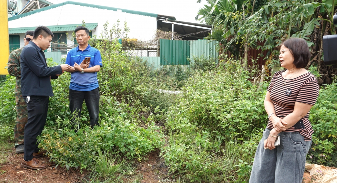 Chính quyền xã Ea Knuếc đến kiểm tra thực tế khu vực xả thải của Công ty Cổ phần Tập đoàn đầu tư Nam Đô.