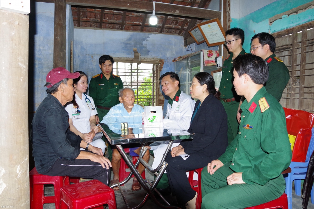 Đoàn công tác Bệnh viện Quân y 175 đến thăm, tặng quà cho gia đình bị ảnh hưởng thiên tai tại thôn Mỹ Xuân 1, xã Hòa Thịnh.