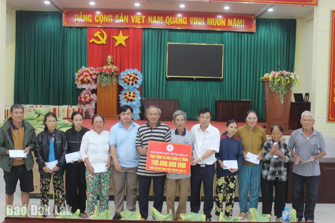 Hội Doanh nhân trẻ tỉnh Đắk Lắk trao biểu trưng và quà cho người dân xã Hòa Xuân