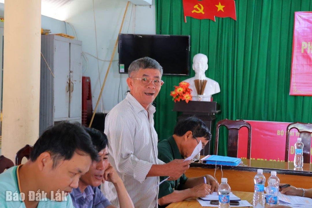 Ông Biện Văn Lạc thường xuyên chia sẻ nhiều ý kiến tâm huyết tại các buổi trao đổi, hội họp của địa phương.