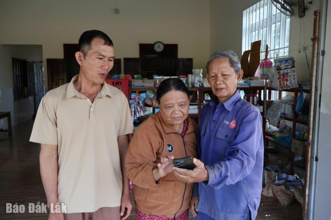 Cô Lan trao đổi cùng người dân về việc chuyển đổi số