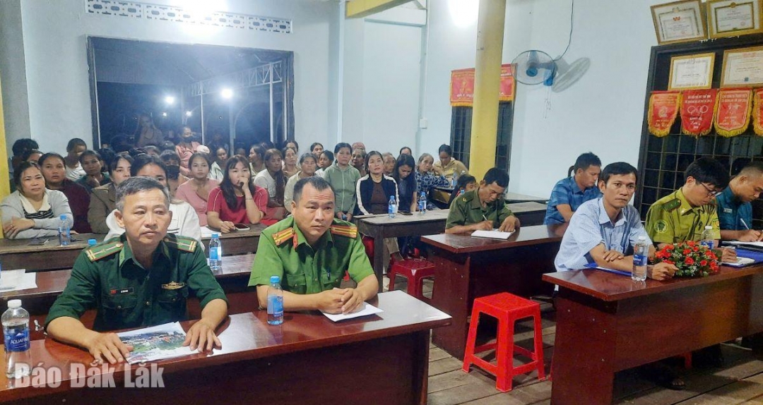 Một buổi tuyên truyền pháp luật được tổ chức tại xã biên giới Buôn Đôn.