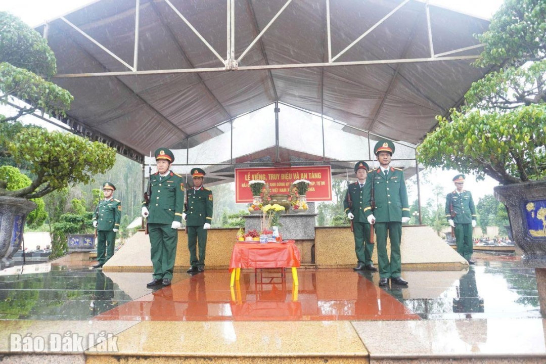 Lễ truy điệu và an táng diễn ra trong không khí trang nghiêm và thành kính.