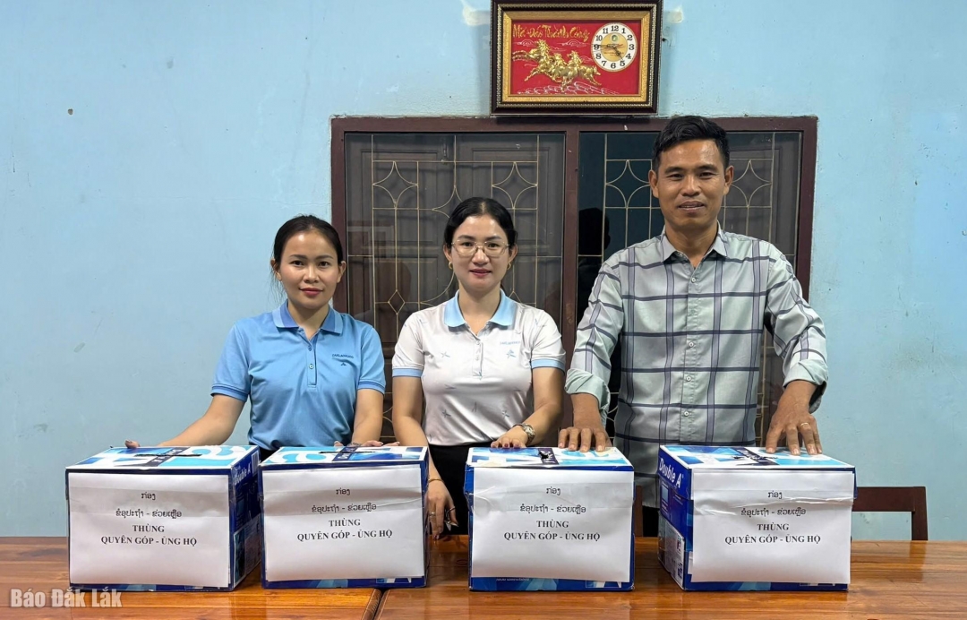 Các công nhân người Lào quyên góp ủng hộ bà còn vùng bị thiệt hại do mưa lũ.