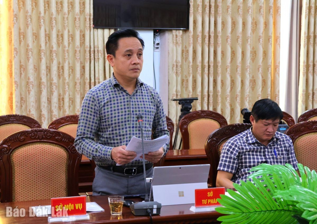 Lãnh đạo Sở Tư pháp tham gia ý kiến tại hội nghị.