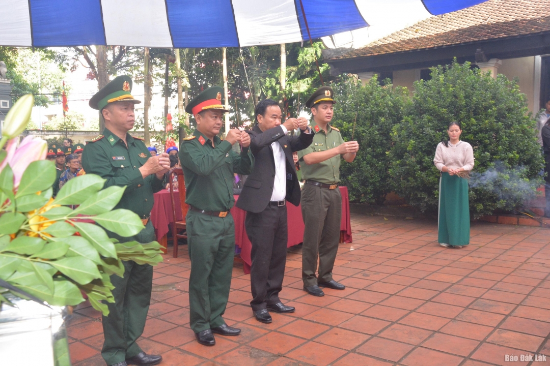 Đại diện lãnh đạo các sở, các lực lượng vũ trang dâng hương tưởng niệm.