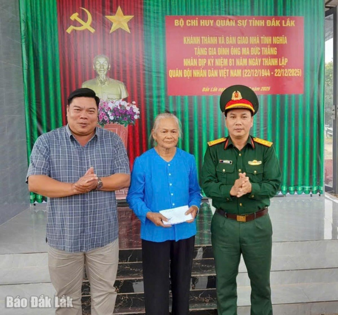 Lãnh đạo địa phương và Ban chỉ huy Phòng thủ khu vực 3 - Ea Súp trao quà tặng gia đình.