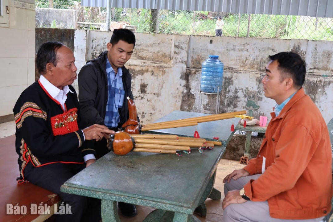 Già làng Y Hơ Êban chia sẻ về cách chế tác các loại nhạc cụ truyền thống.