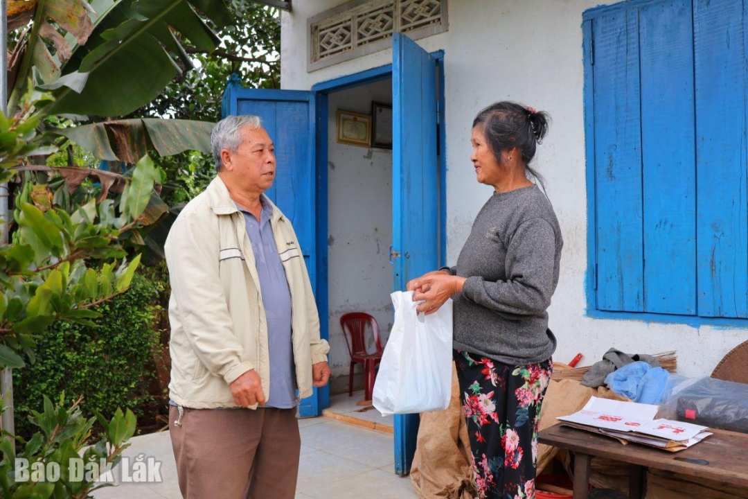 Ông Trí trao tặng thực phẩm cho người dân trên địa bàn thôn.
