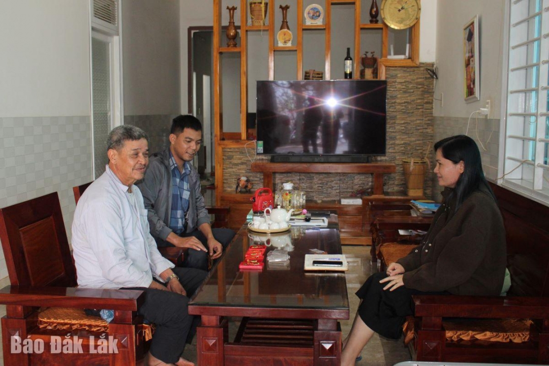 Trưởng buôn Trưởng buôn Ea Mdhar 1A, chị H Hara Mlô (bìa phải) thường xuyên gặp và trao đổi để học tập kinh nghiệm từ Ae Thiêm. 