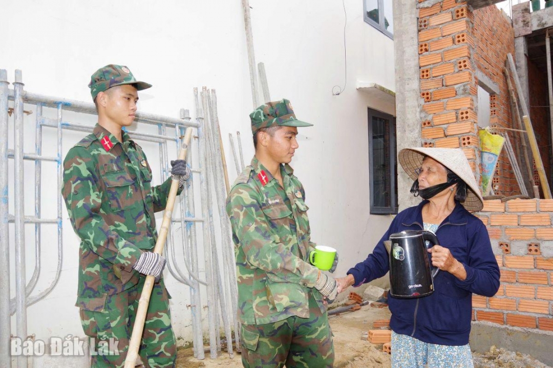 Người dân thăm hỏi, động viên bộ đội thực hiện nhiệm vụ.