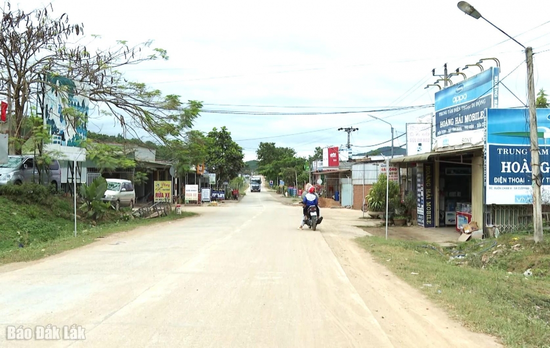 con đường nội thôn, buôn hầu hết đều được cứng hoa, bê tông hóa là minh chứng rõ nét nhất cho sự hiệp lực giữa “ý Đảng” và “lòng dân”.