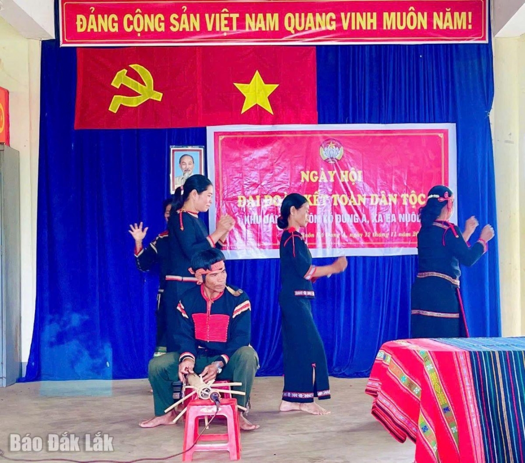 Người dân buôn Ko Dung A tổ chức Ngày hội Đại đoàn kết toàn dân tộc. 