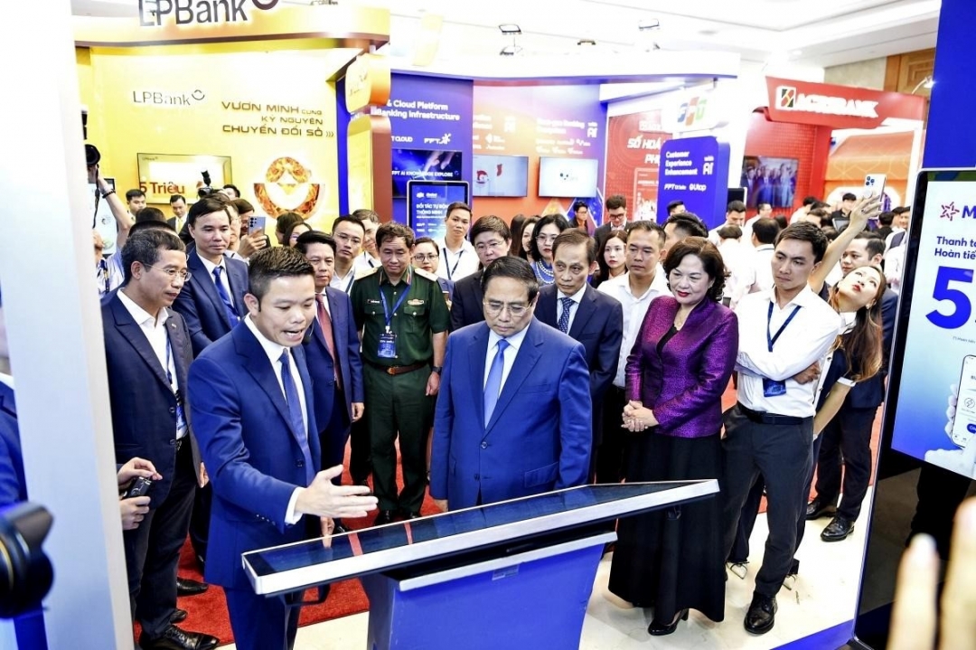 Ông Vũ Hồng Phú – Thành viên Ban điều hành MB trình bày sản phẩm ngân hàng số tại sự kiện Ngày chuyển đổi số ngành Ngân hàng 2025