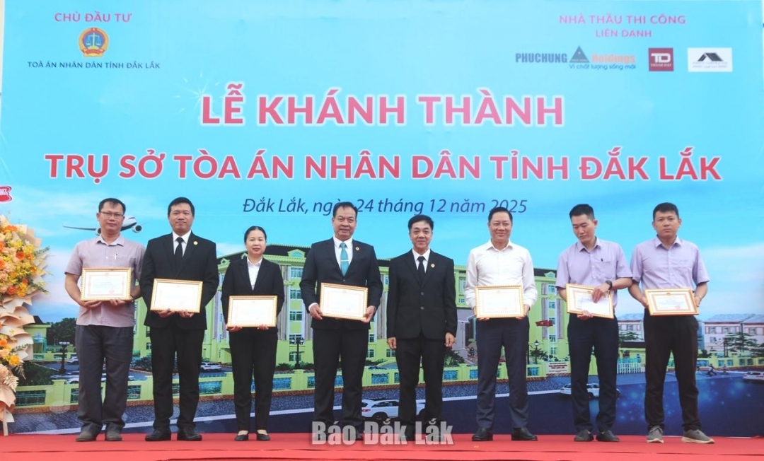 Chánh án TAND tỉnh Nguyễn Văn Chung trao giấy khen tặng các cá nhân.