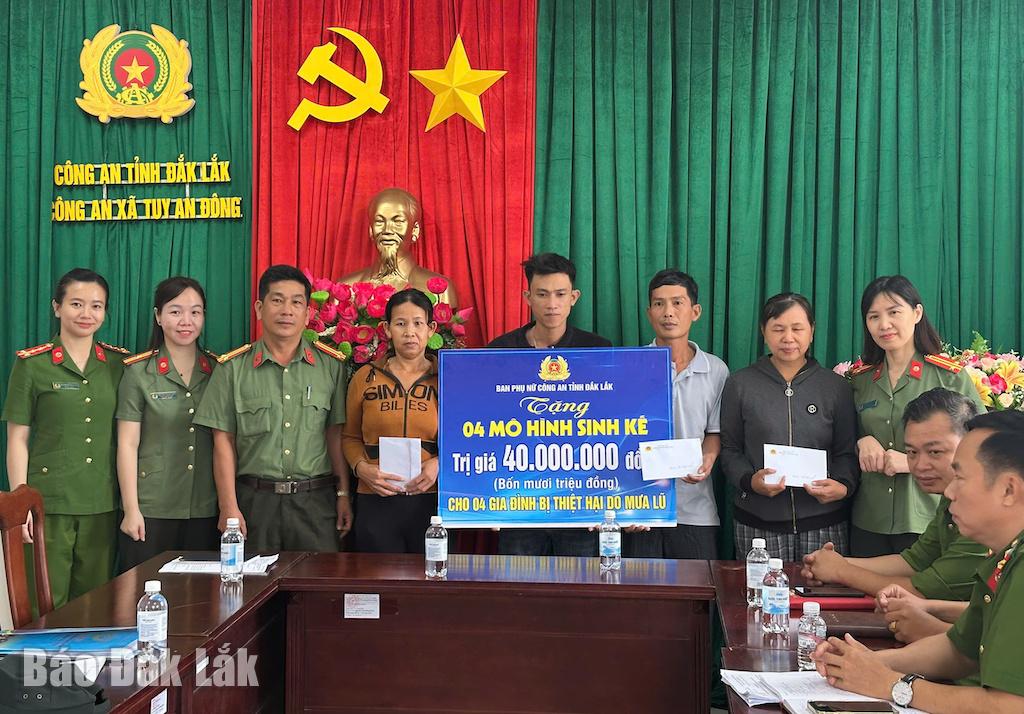 Đoàn công tác Công an tỉnh trao mô hình sinh kế cho người dân xã Tuy An