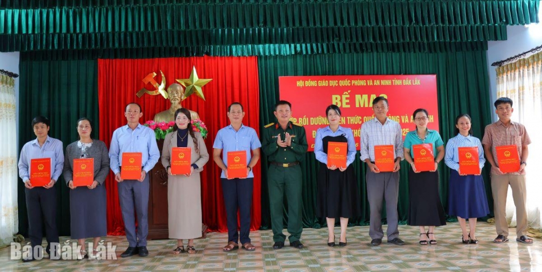 Lãnh đạo Bộ Chỉ huy Quân sự tỉnh trao chứng chỉ 