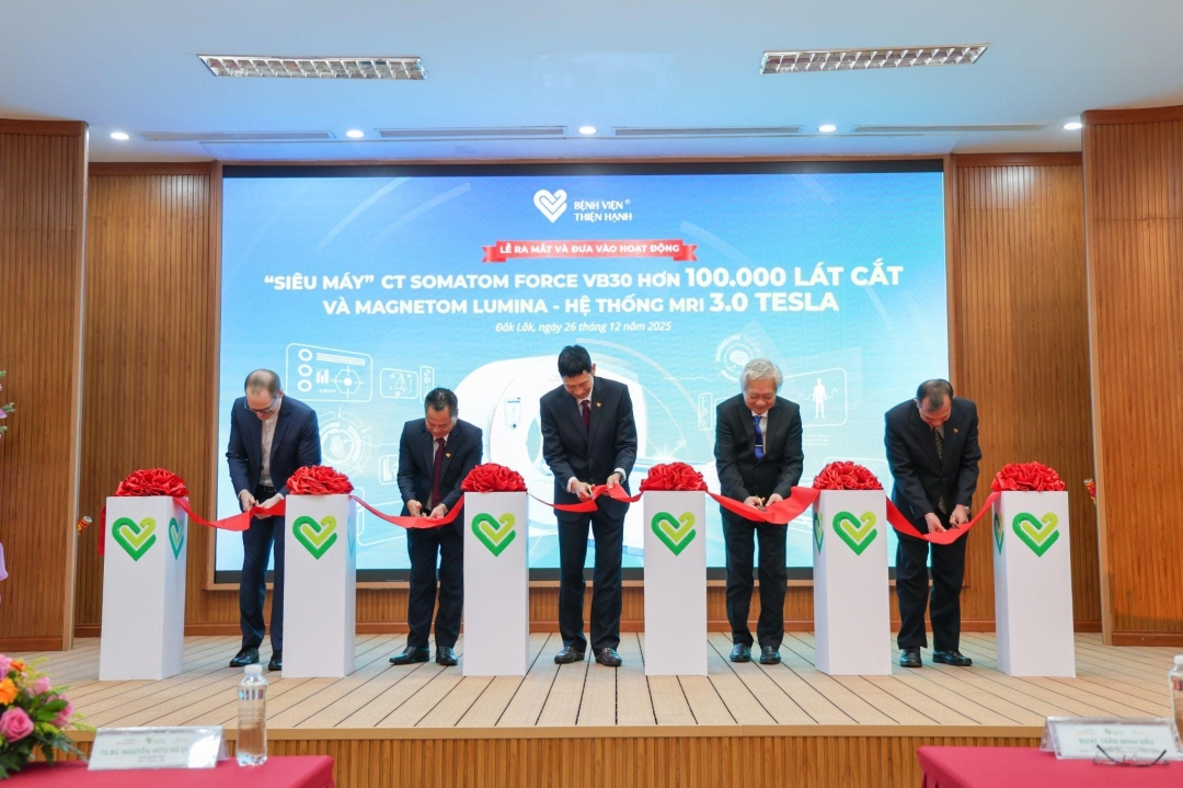 Nghi thức cắt băng chính thức ra mắt hệ thống chẩn đoán hình ảnh hiện đại