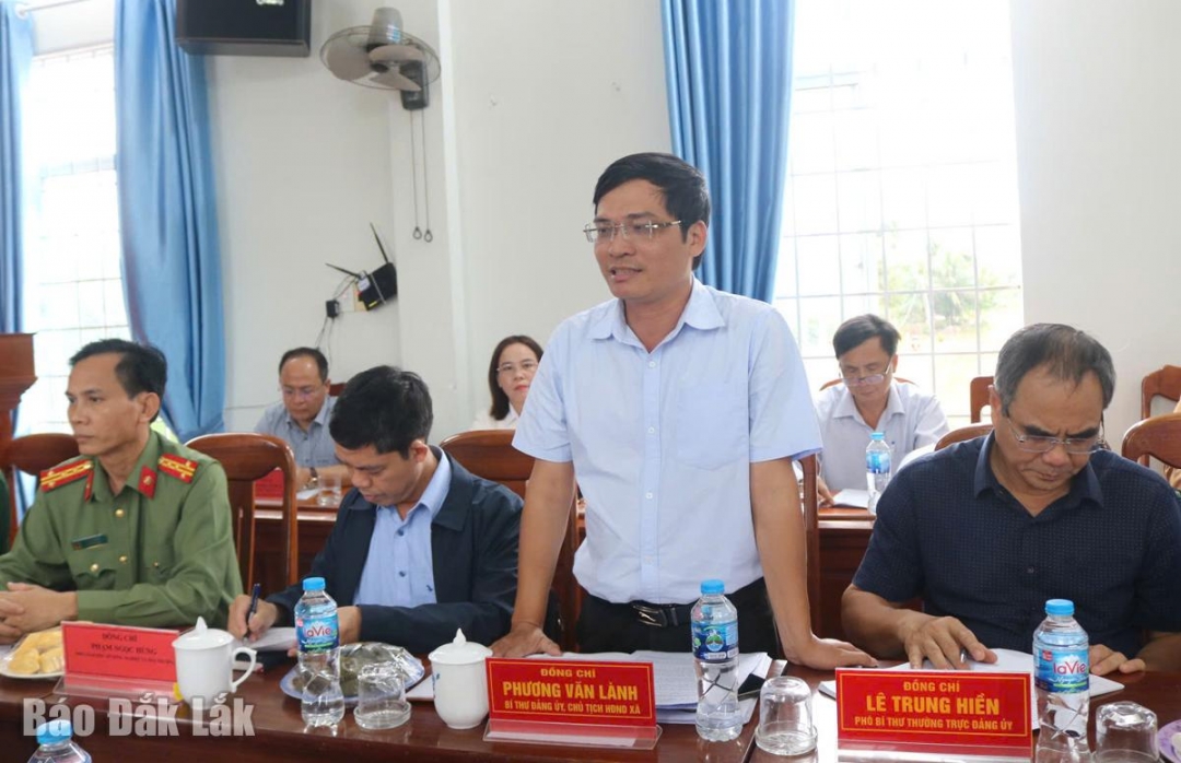 Lãnh đạo xã Hòa Thịnh báo cáo với đoàn công tác về việc khắc phục. 