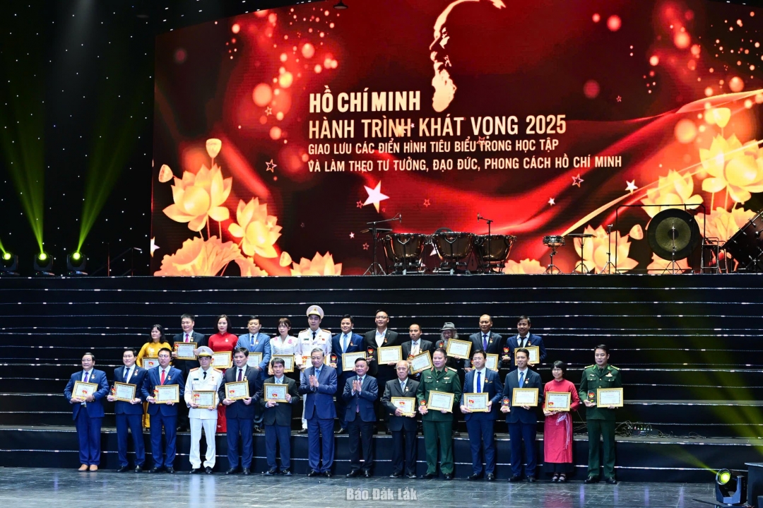 Báo Dân Xã Tổng Bí thư Tô Lâm và Thường trực Ban Bí thư Trần Cẩm Tú trao giấy chứng nhận và biểu trưng cho các tập thể và cá nhân điển hình tiêu biểu. Ảnh: Ban Tổ chức cung cấp