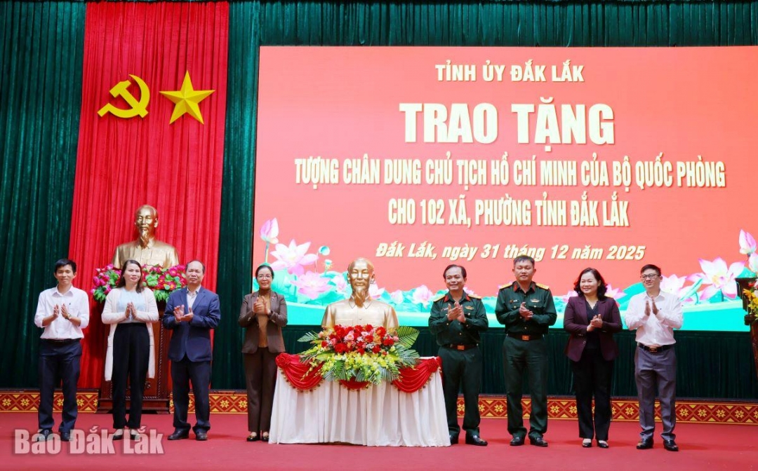 thực hiện nghi thức trao tặng tượng chân dung Chủ tịch Hồ Chí Minh.