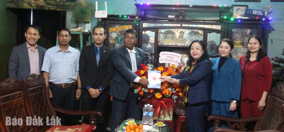 Phó Bí thư Thường trực Tỉnh ủy, Chủ tịch HĐND tỉnh Cao Thị Hòa An cùng đoàn công tác trao quà tặng Chi hội Tin lành buôn Kniết (xã Ea Ktur).