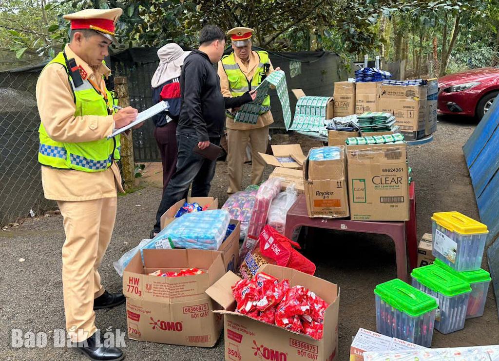 Lực lượng chức năng kiểm kê số hàng hóa không rõ nguồn gốc