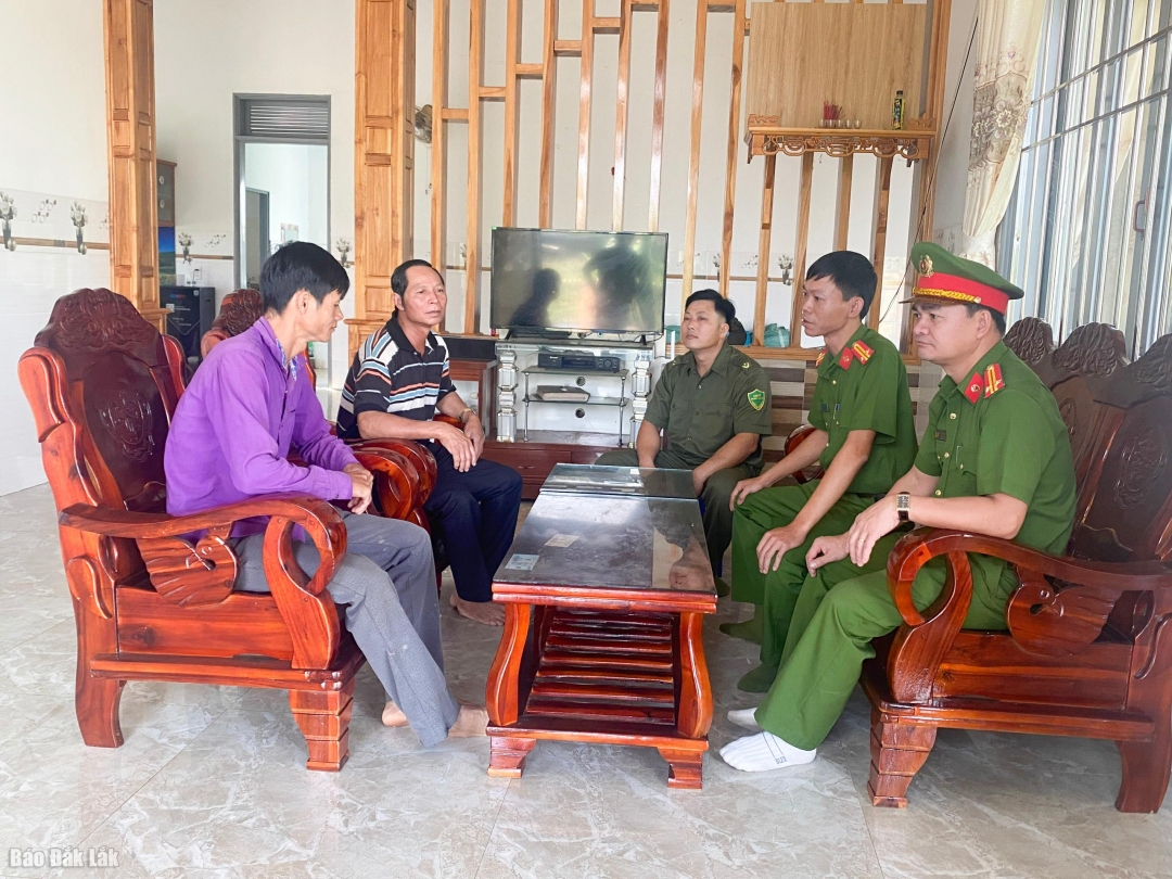 Công an xã Ea MDroh đến tận nhà từng hộ dân tuyên truyền, vận động người dân giao nộp vũ khí, vật liẹu nổ, công cụ hỗ trợ.