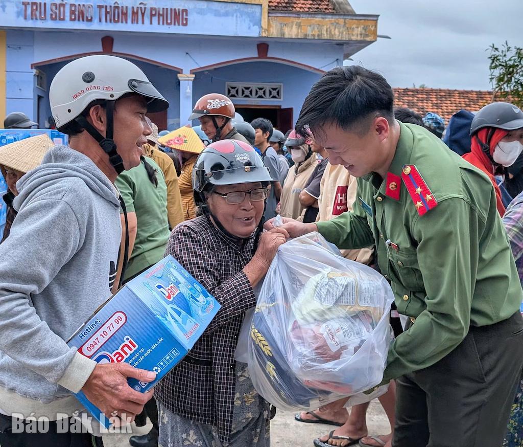 Người dân xã Xuân Lộc phấn khởi khi nhận được nhu yếu phẩm hỗ trợ từ Phòng Hậu cần (Công an tỉnh).