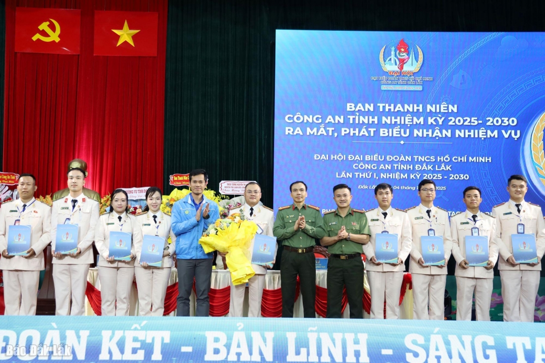 Ban Thanh niên Công an tỉnh Đắk Lắk nhiệm kỳ mới ra mắt đại hội.