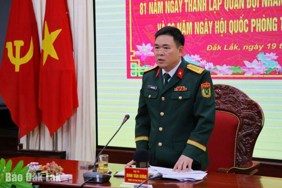 Đại tá Đinh Văn Hưng, Tỉnh ủy viên, Chính ủy Bộ Chỉ huy Quân sự tỉnh chia sẻ tại buổi gặp mặt.