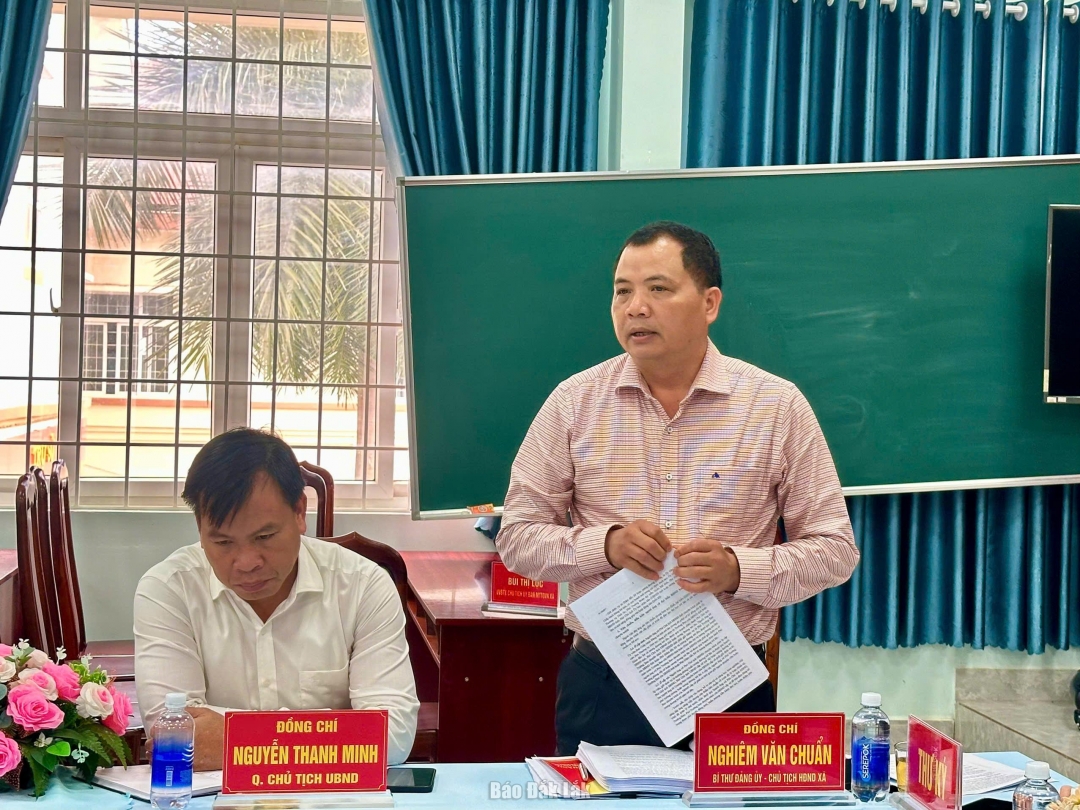 Bí thư Đảng ủy, Chủ tịch HĐND xã Dray Bhăng Đặng Gia Duẩn phát biểu tại hội nghị.