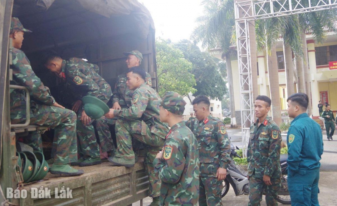 Cán bộ, chiến sĩ lực lượng vũ trang lên đường thực hiện nhiệm vụ.