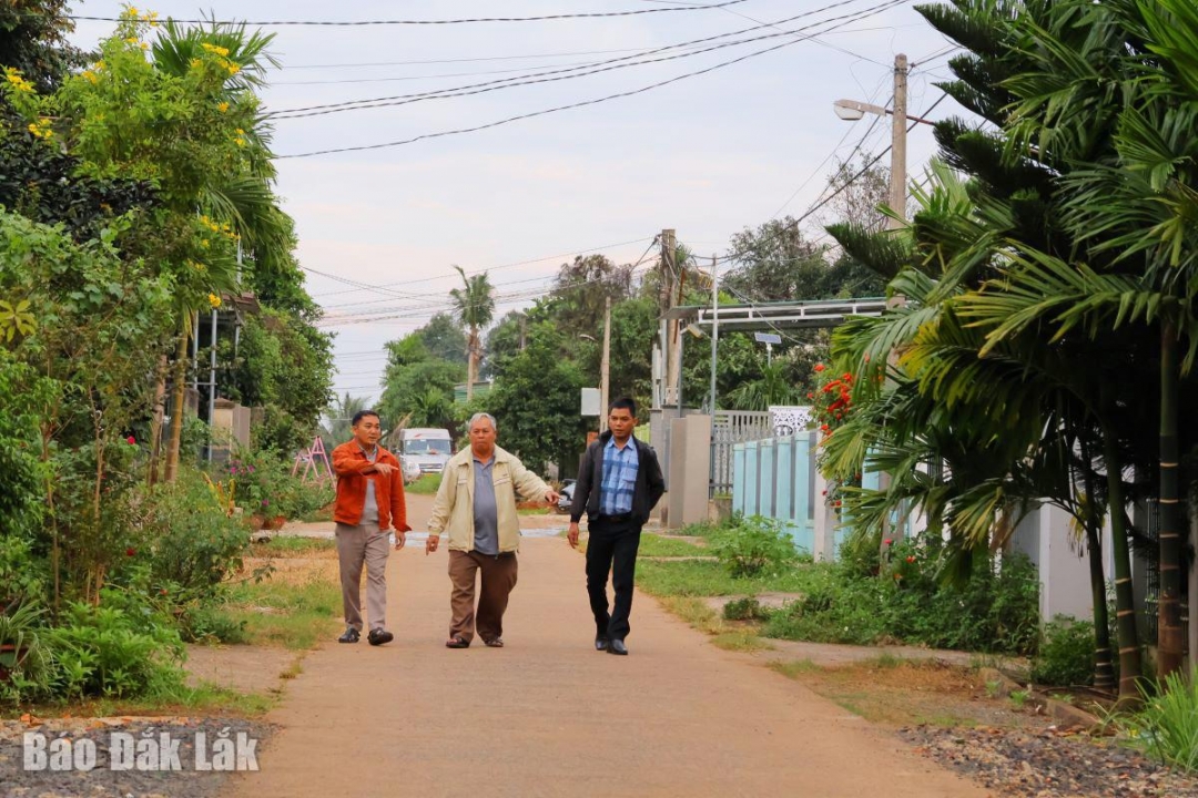 Một tuyến đường liên thôn được xây dựng rộng, thoáng.