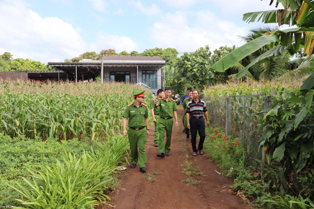 Công an xã Ea MDroh phối hợp với người có uy tin tham gia bảo vệ an ninh tại các thôn, buôn