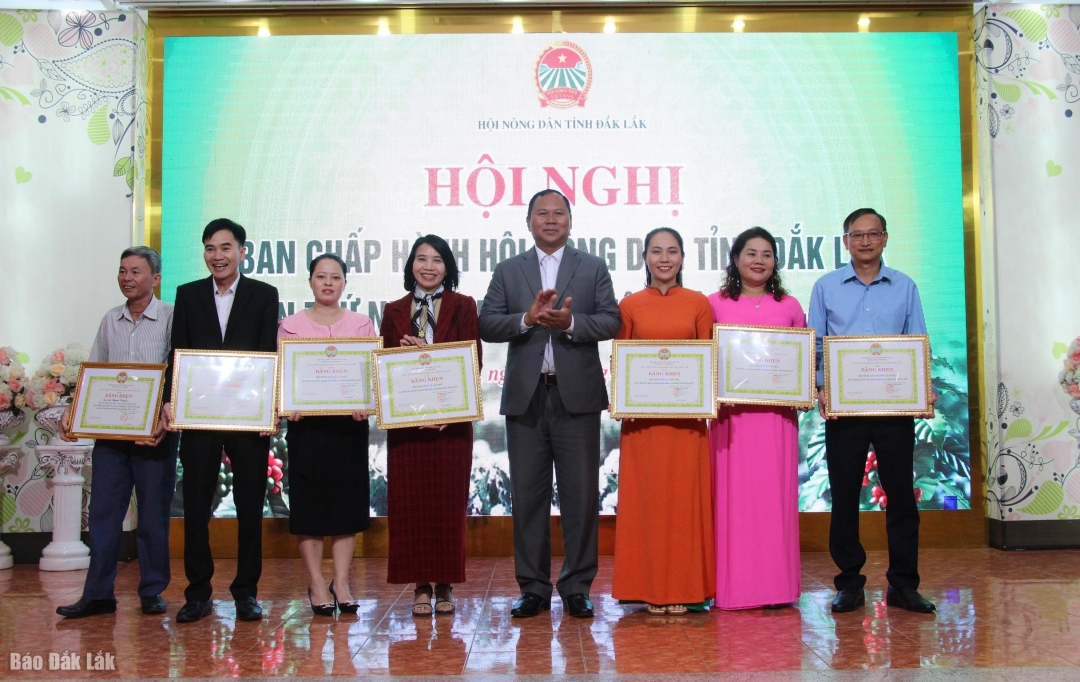 Lãnh đạo Hội Nông dân tỉnh trao công nhận “Tập thể lao động xuất sắc” năm 2025 cho các tập thể.