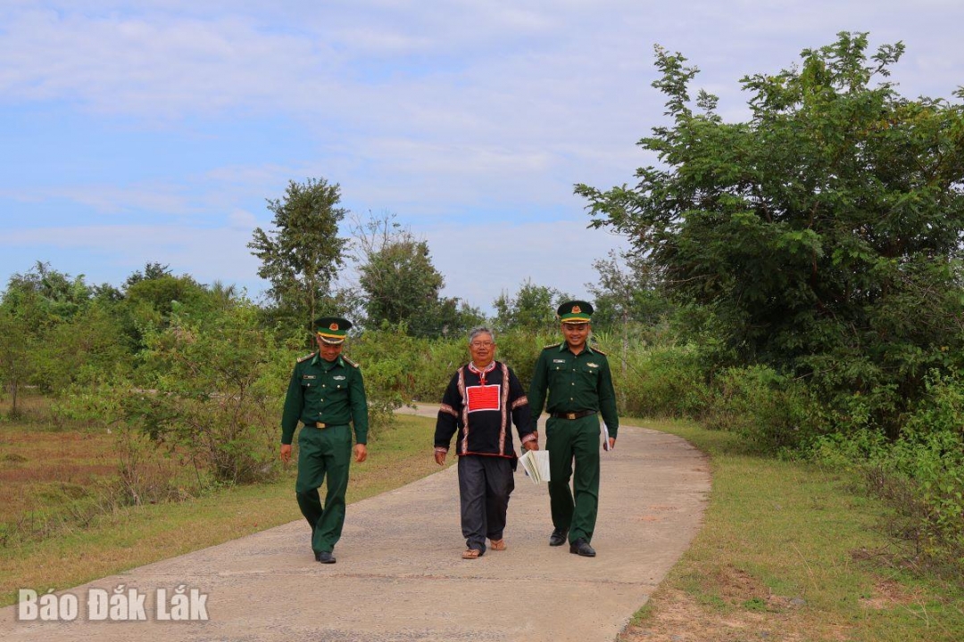 Già làng, người có uy tín Y Thơng
